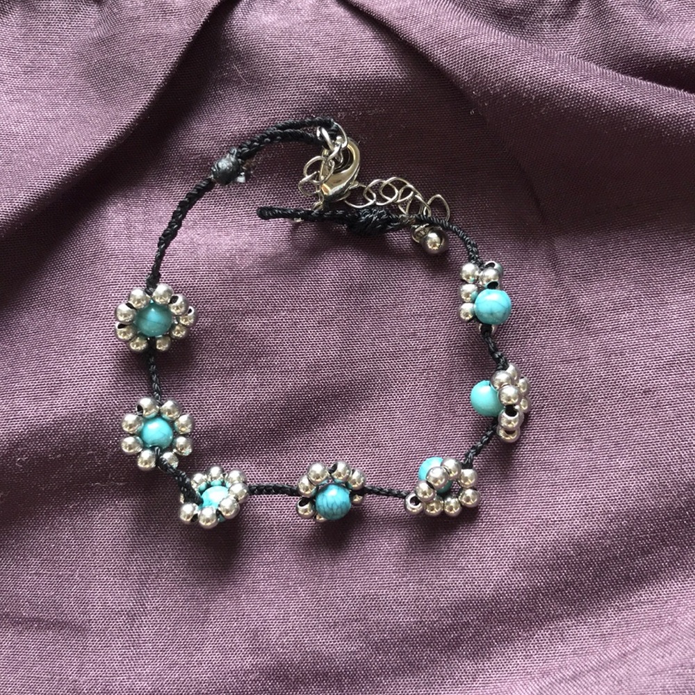 A adjustable flower bracelet